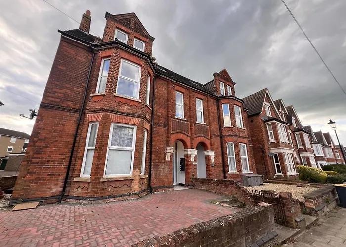 Central Bedford Free Parking & Private Garden& Conservatory Perfect For Large Group Of People