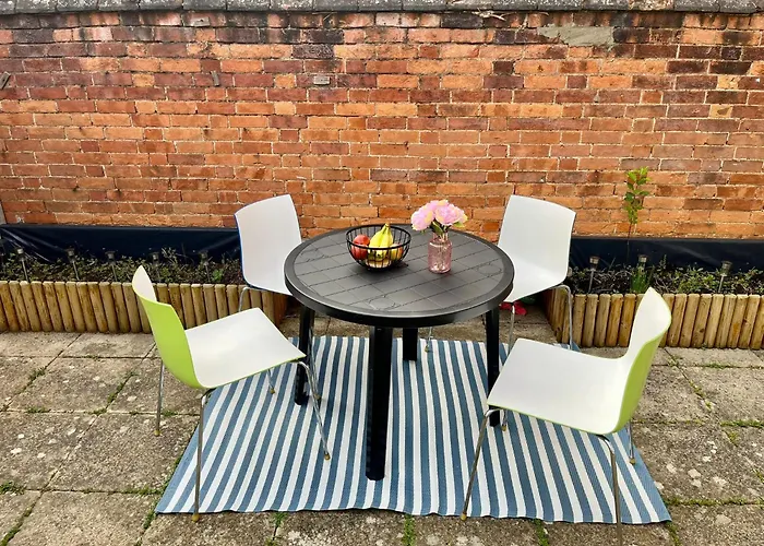Central Bedford Free Parking & Private Garden& Conservatory Perfect For Large Group Of People