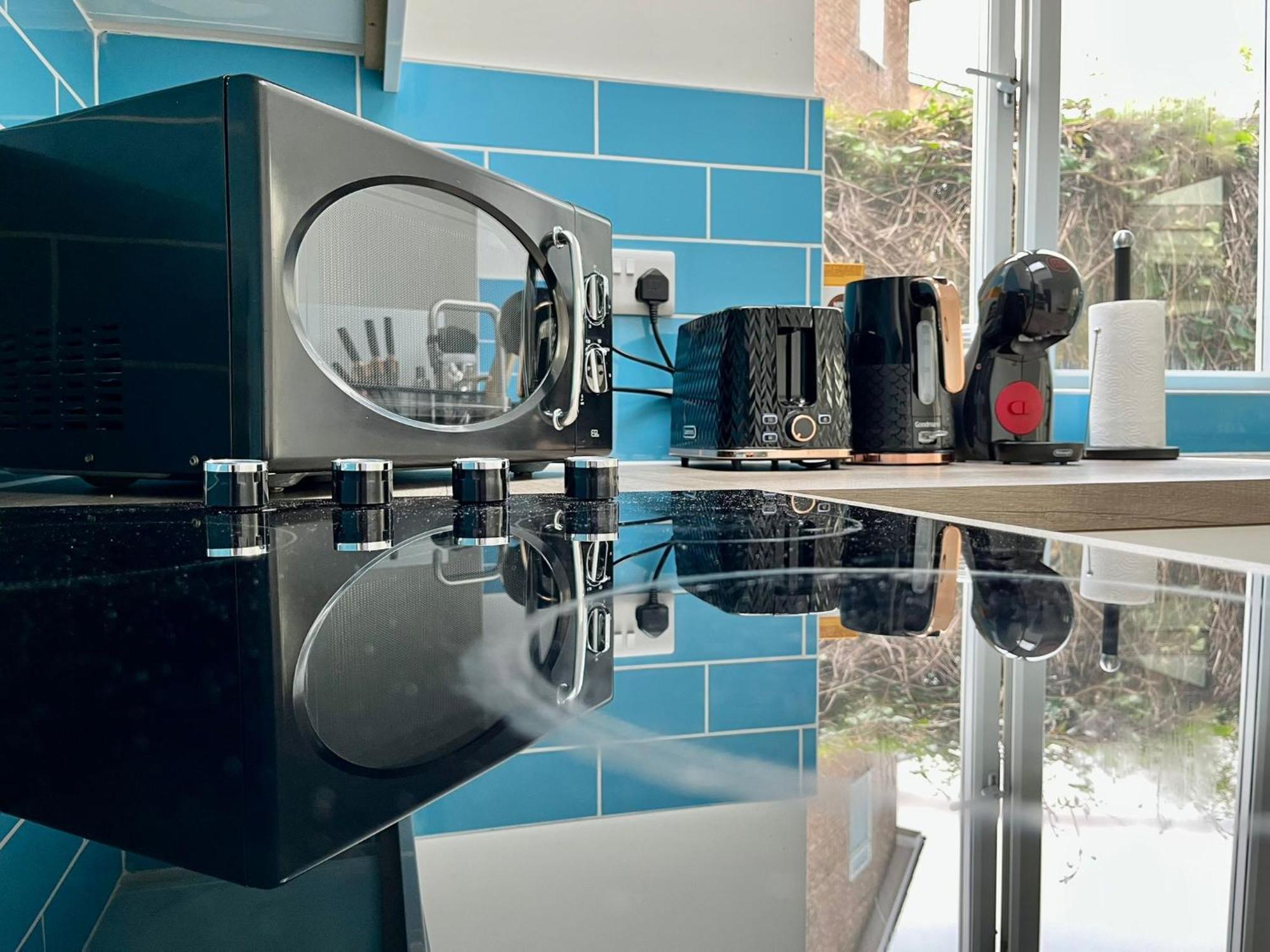 Free Parking & Private Garden& Conservatory Perfect For Large Group Of People Bedford