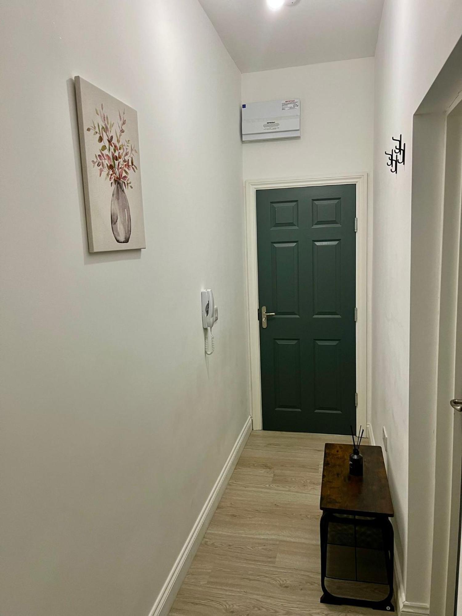 Apartment Free Parking & Private Garden& Conservatory Perfect For Large Group Of People Bedford
