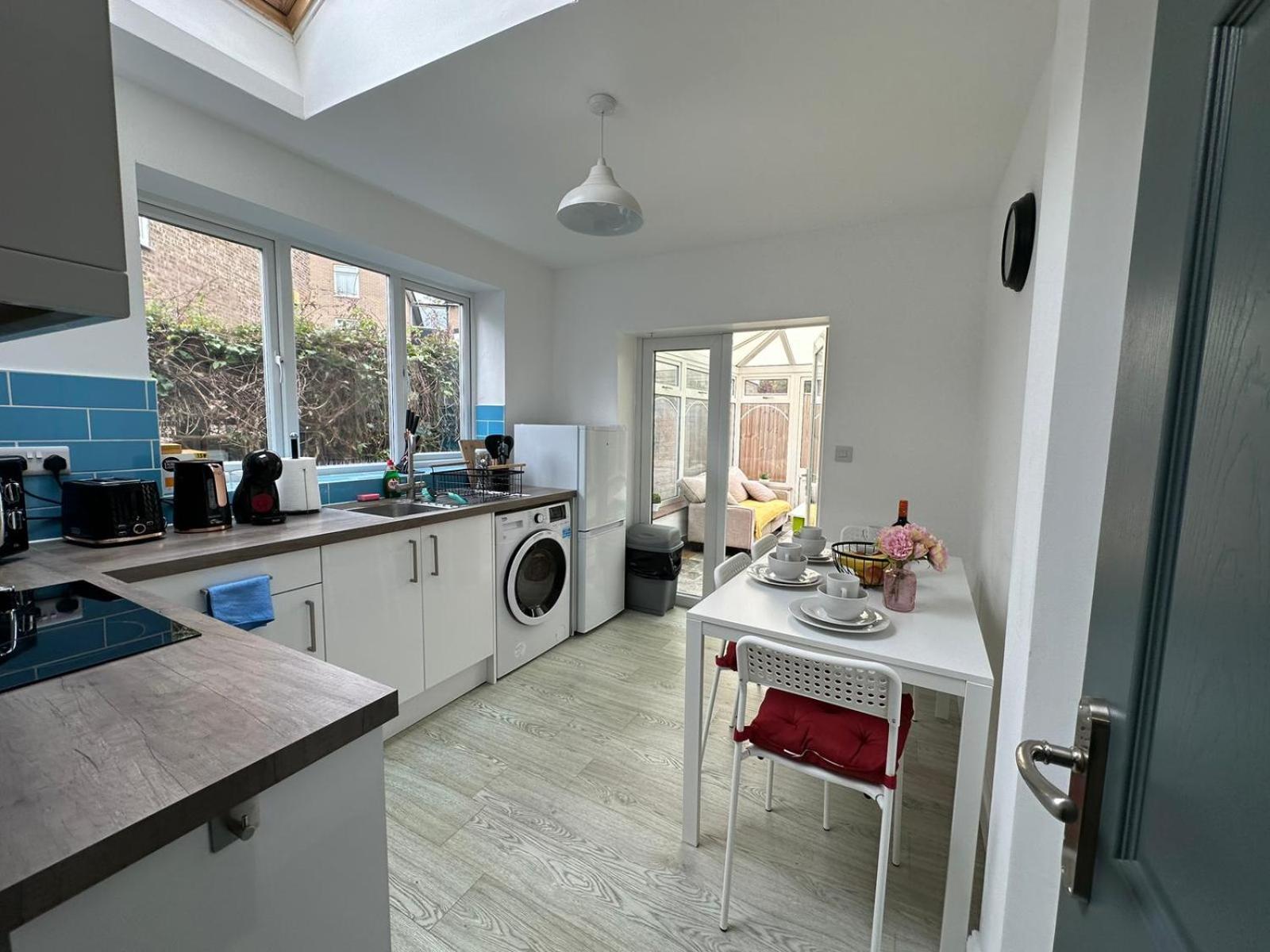Free Parking & Private Garden& Conservatory Perfect For Large Group Of People * Bedford