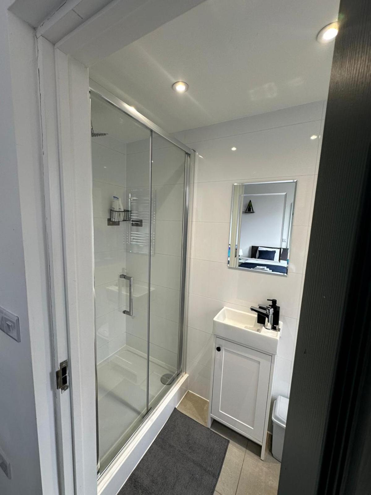 Free Parking & Private Garden& Conservatory Perfect For Large Group Of People *