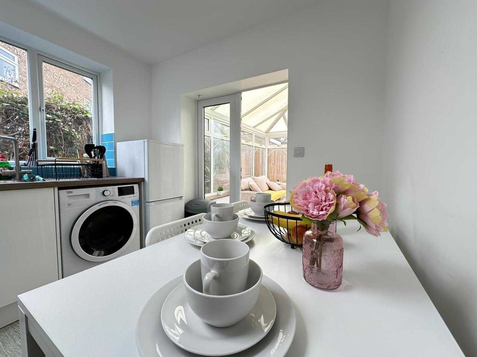 Free Parking & Private Garden& Conservatory Perfect For Large Group Of People *