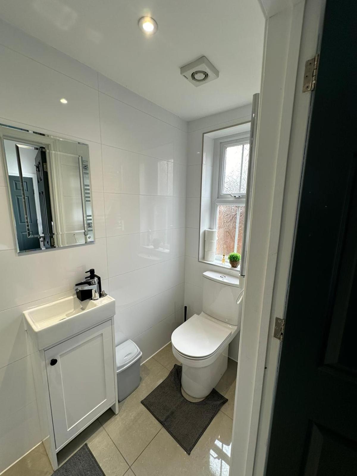 Free Parking & Private Garden& Conservatory Perfect For Large Group Of People Bedford