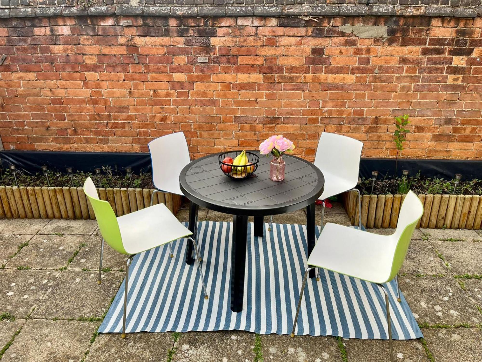 Free Parking & Private Garden& Conservatory Perfect For Large Group Of People * Bedford