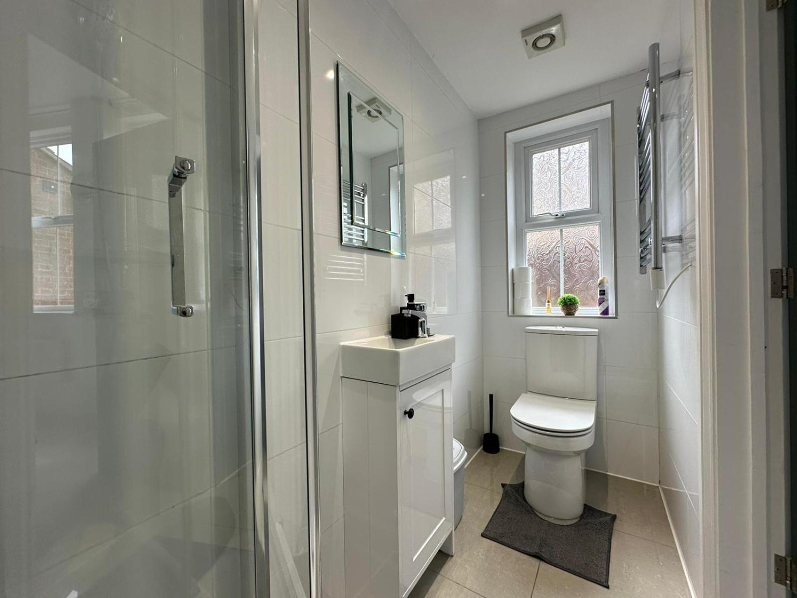 Free Parking & Private Garden& Conservatory Perfect For Large Group Of People Bedford