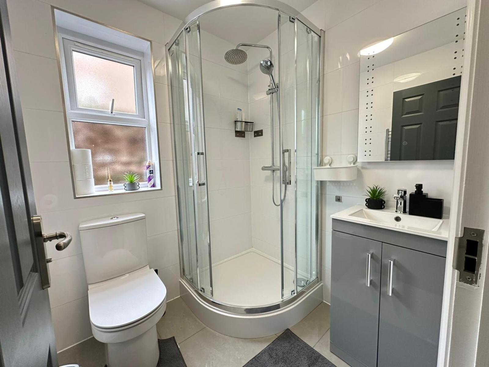 Apartamento Free Parking & Private Garden& Conservatory Perfect For Large Group Of People *