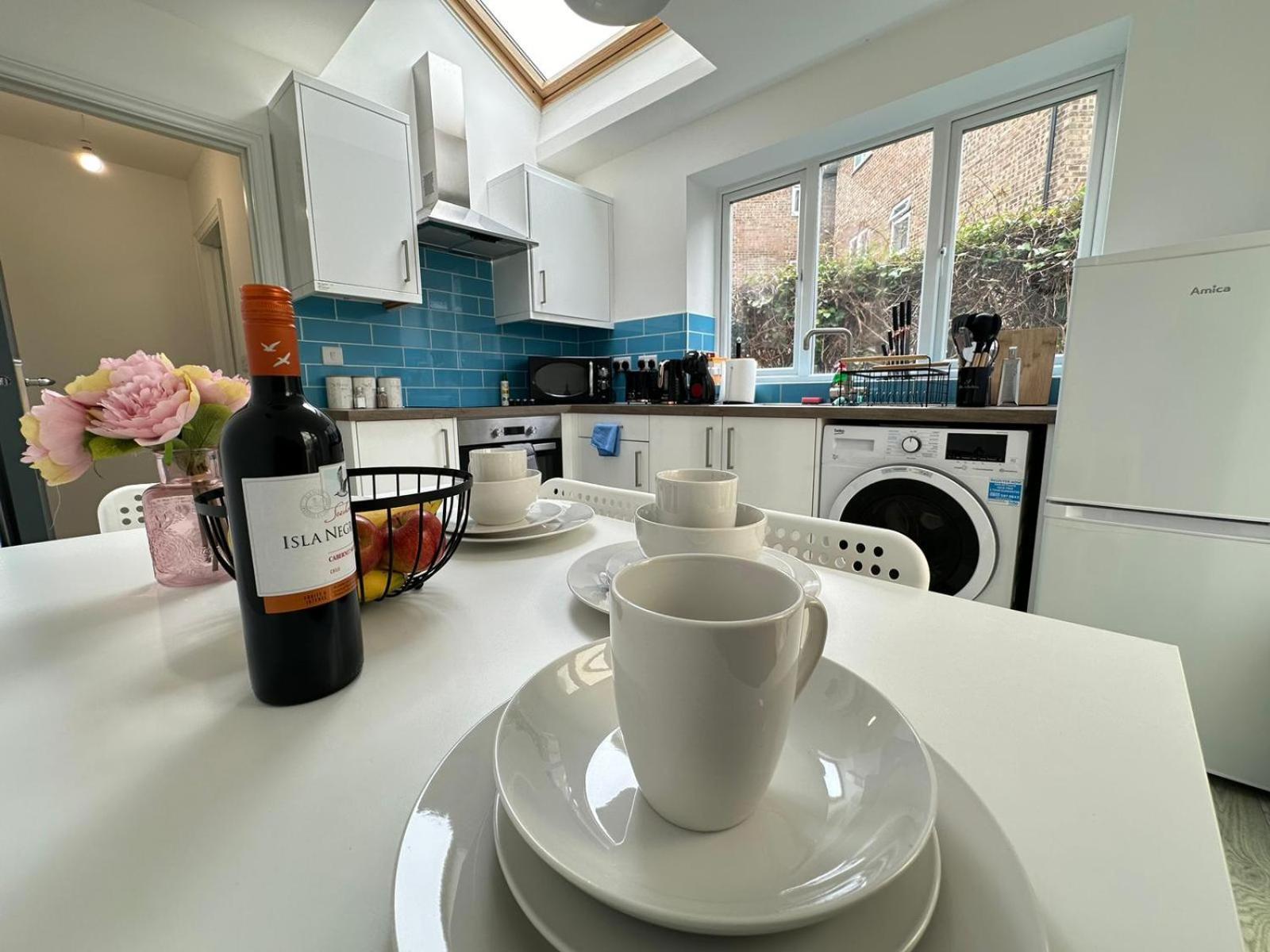 Free Parking & Private Garden& Conservatory Perfect For Large Group Of People Apartment Bedford