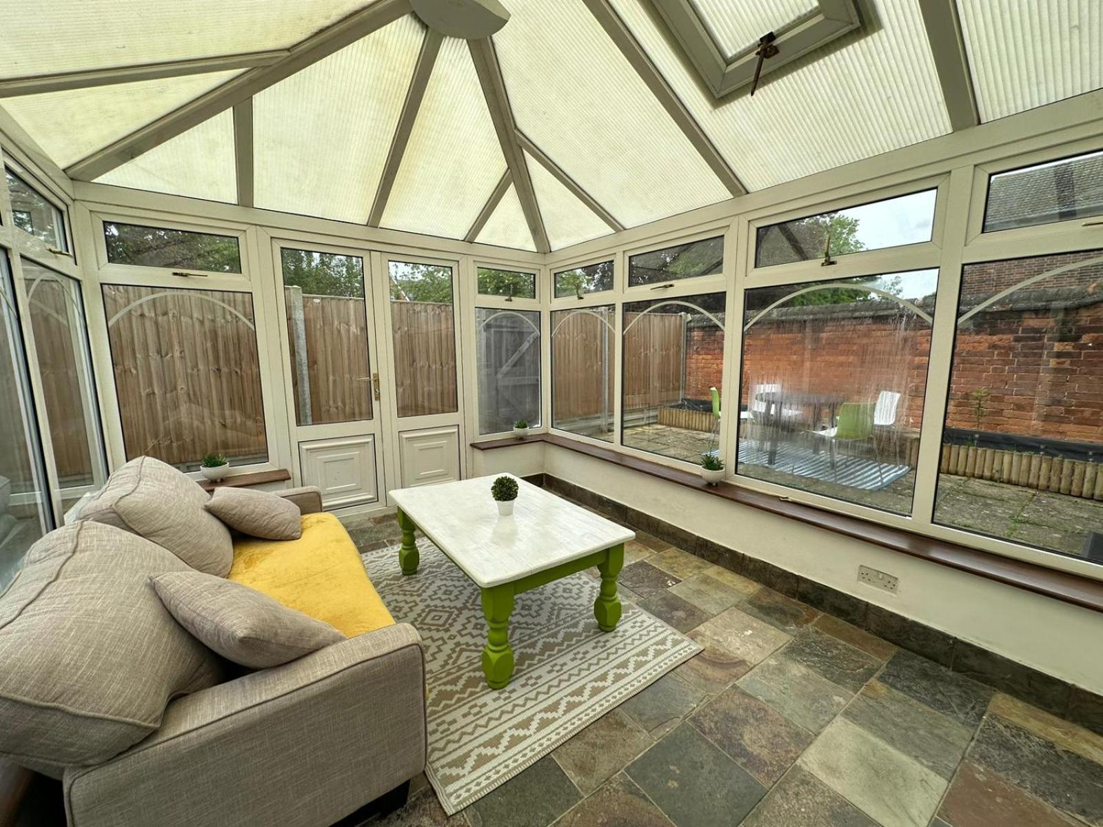 Free Parking & Private Garden& Conservatory Perfect For Large Group Of People Bedford