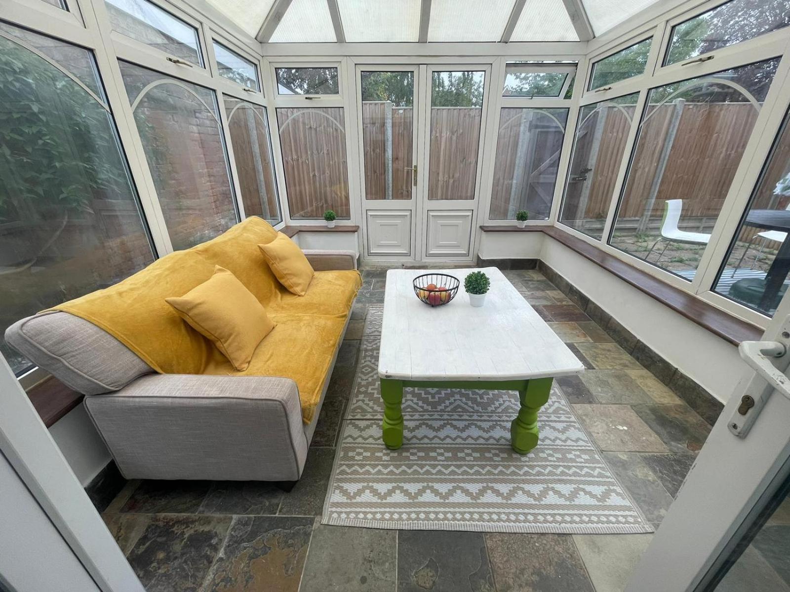 Free Parking & Private Garden& Conservatory Perfect For Large Group Of People