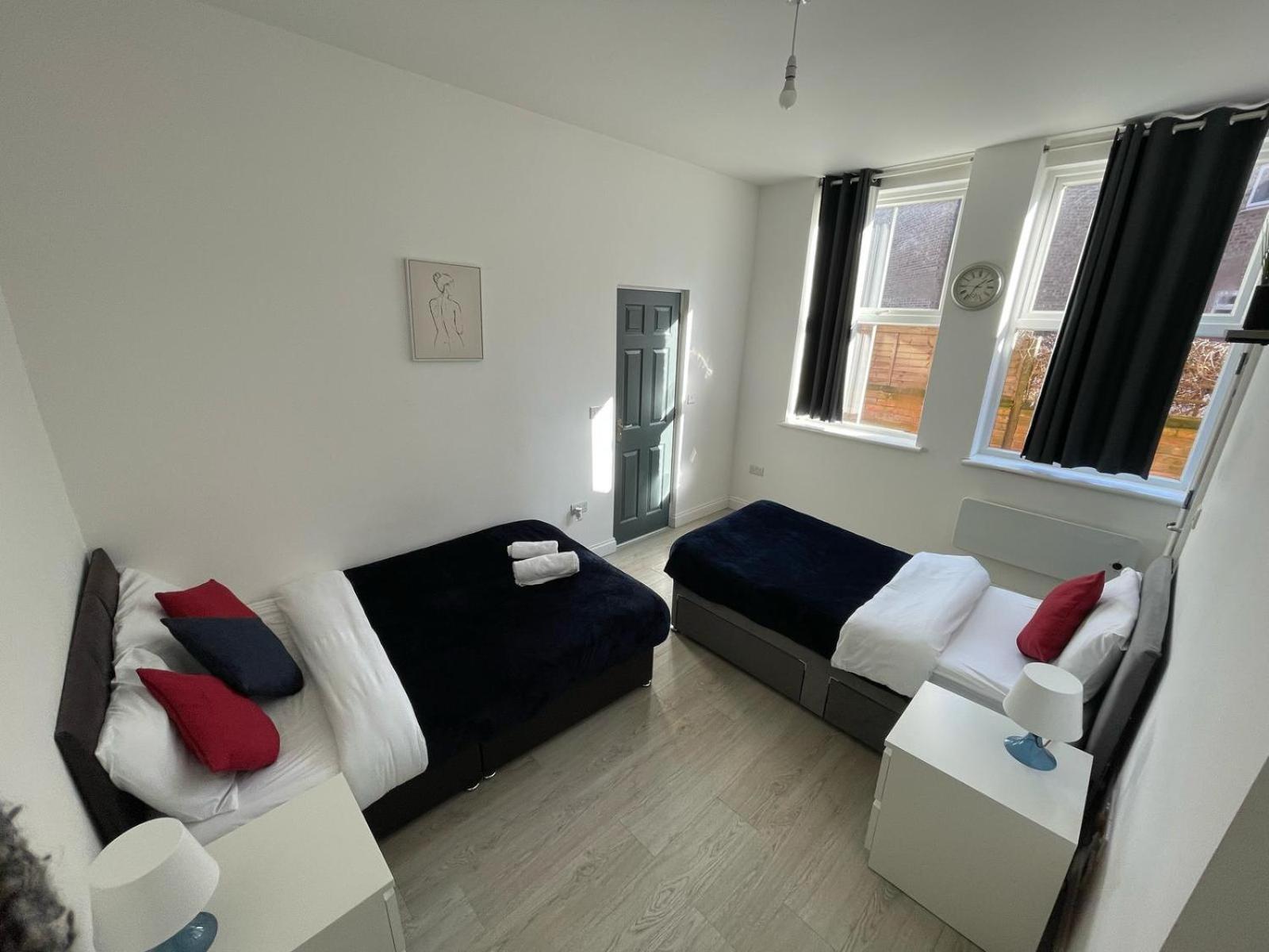 Free Parking & Private Garden& Conservatory Perfect For Large Group Of People Apartment *