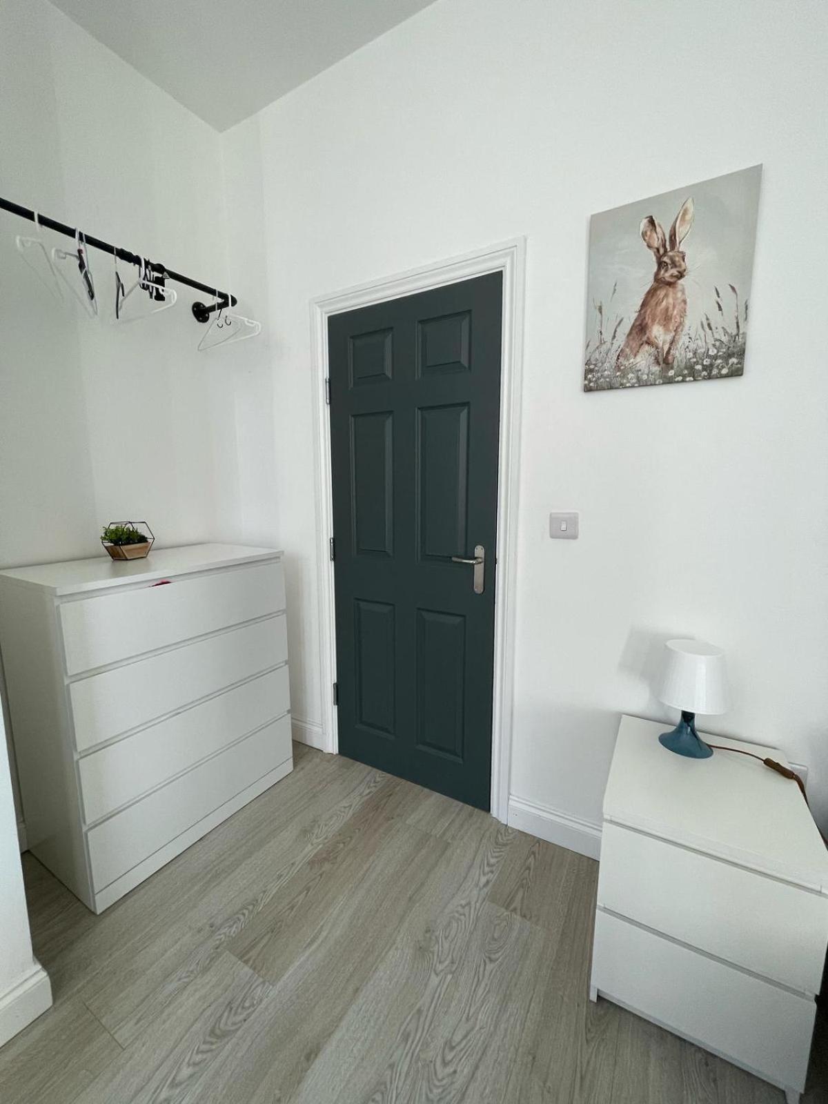 Apartment Free Parking & Private Garden& Conservatory Perfect For Large Group Of People *