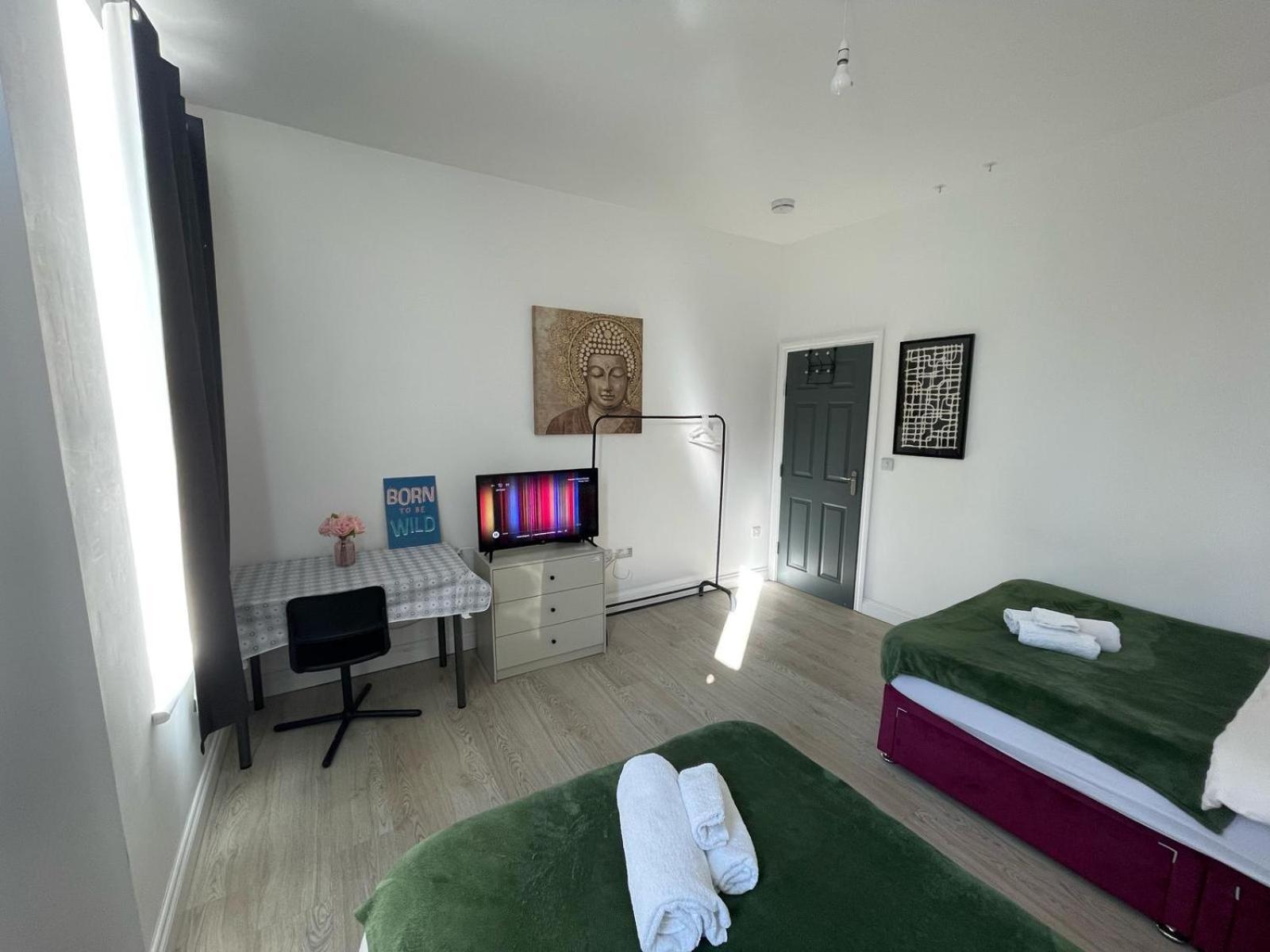 Free Parking & Private Garden& Conservatory Perfect For Large Group Of People * Bedford