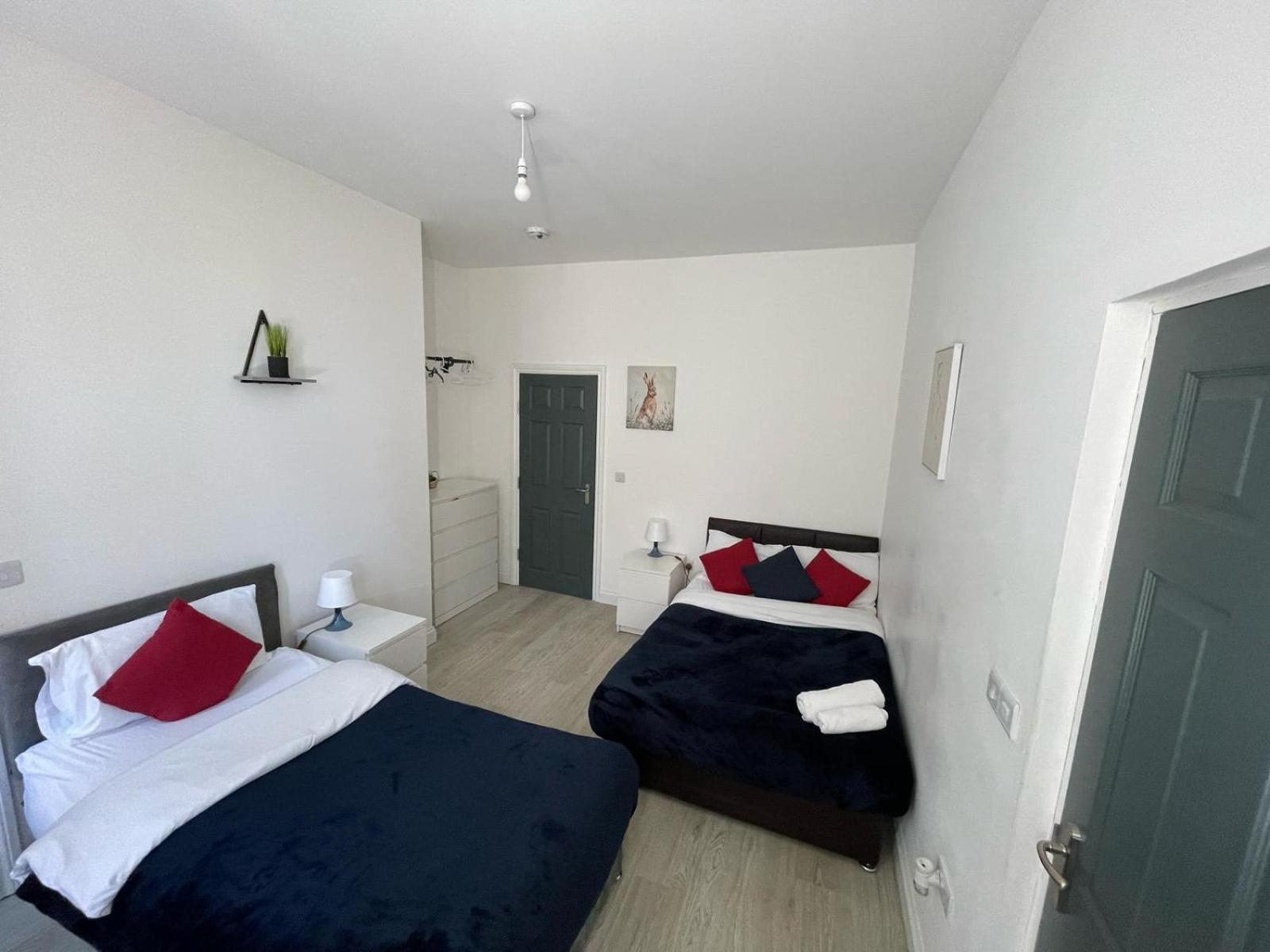 Apartment Free Parking & Private Garden& Conservatory Perfect For Large Group Of People Bedford
