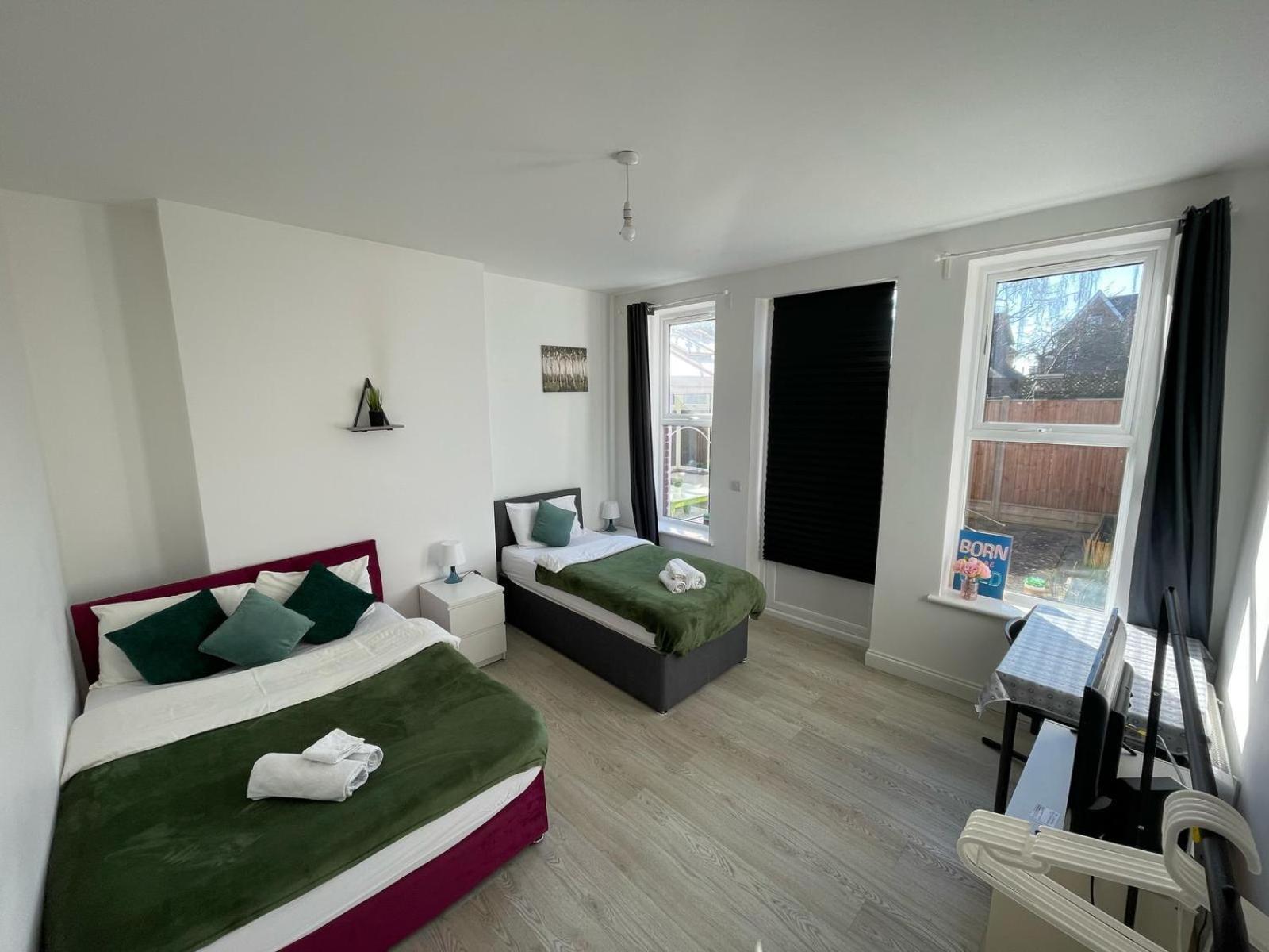 Free Parking & Private Garden& Conservatory Perfect For Large Group Of People *