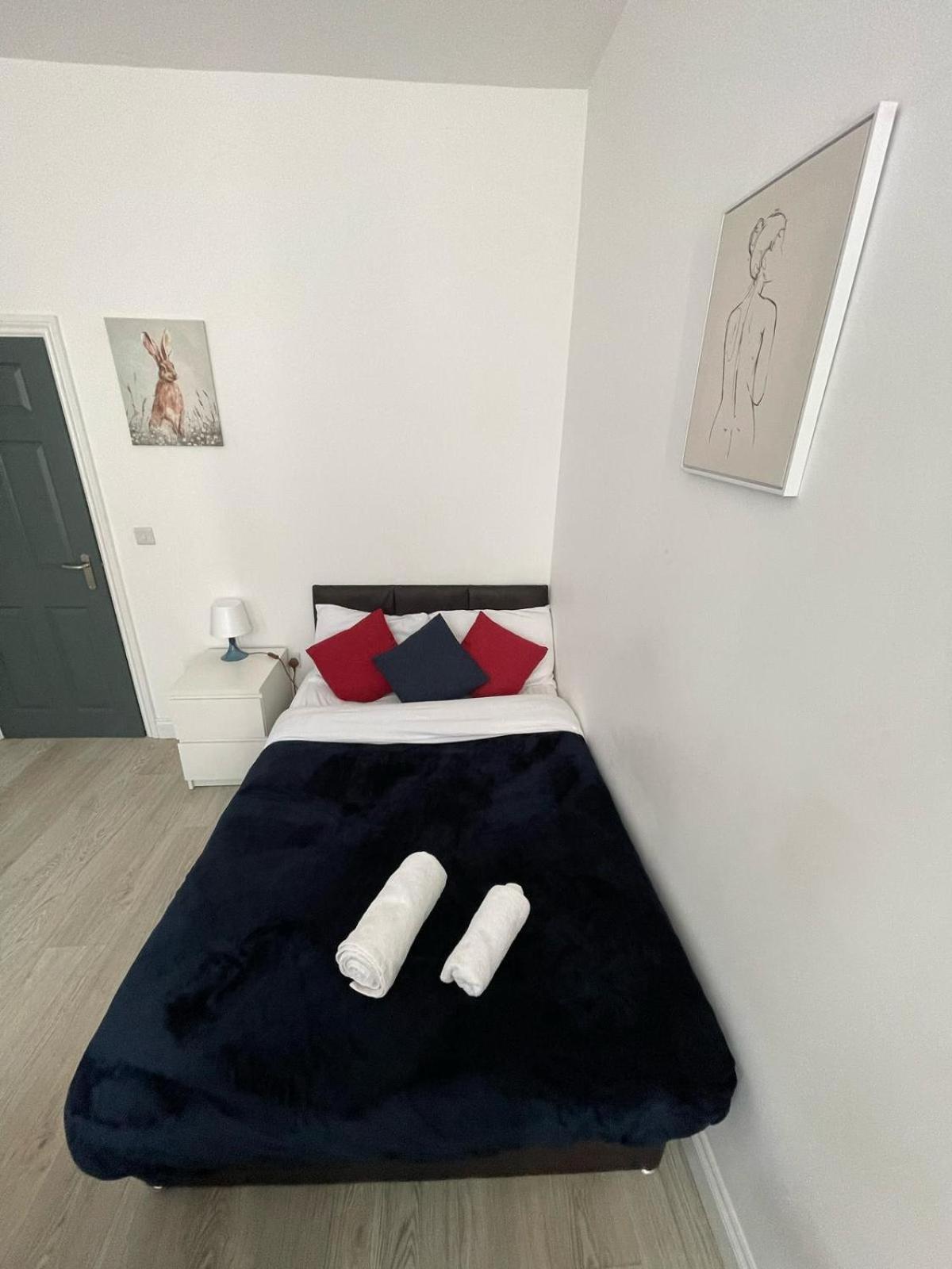 Free Parking & Private Garden& Conservatory Perfect For Large Group Of People *